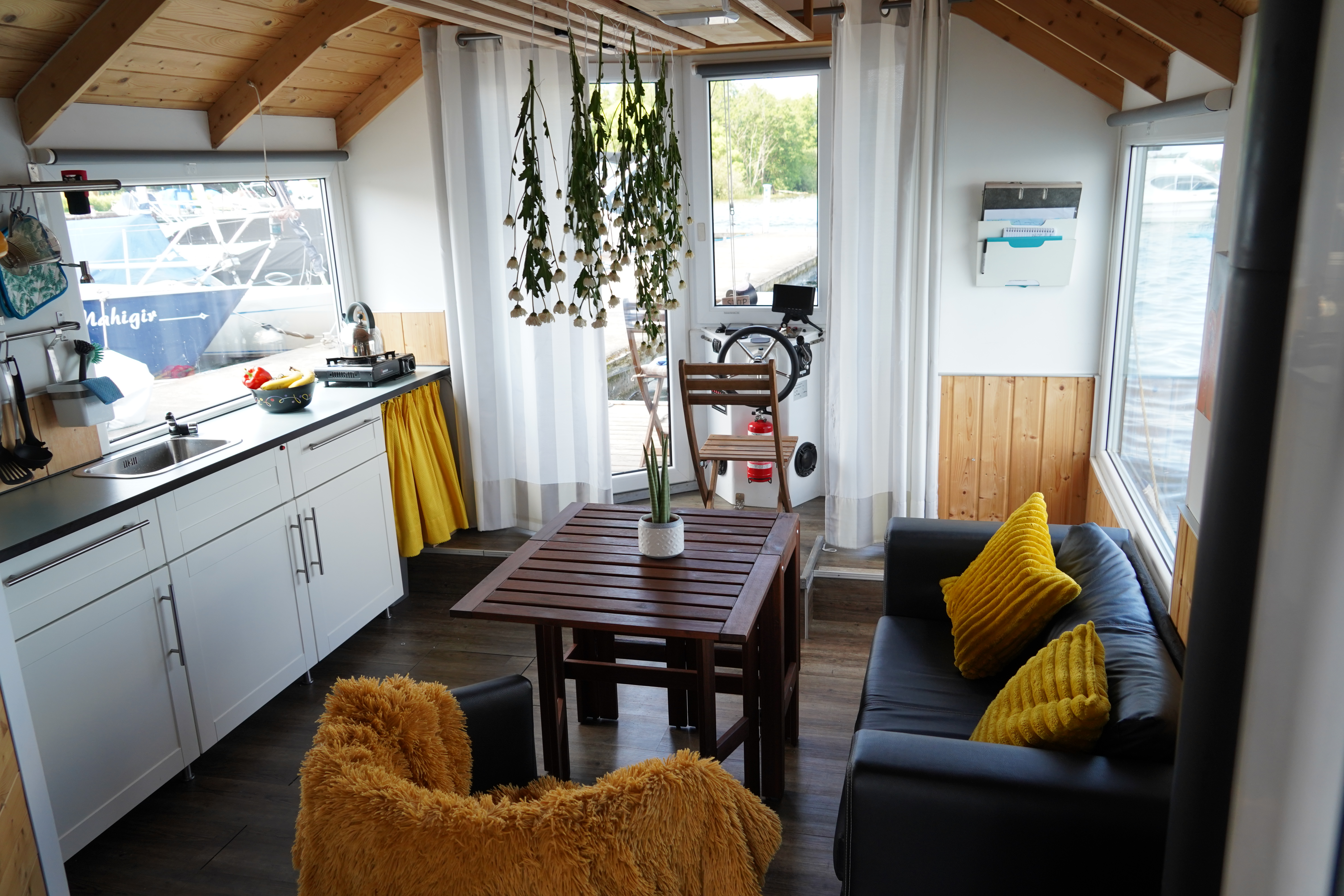 Rapunzel Hausboot, Cosy Hausboote Schwerin, Interior eines Hausboots, Sitzgelegenheiten in einem Hausboot