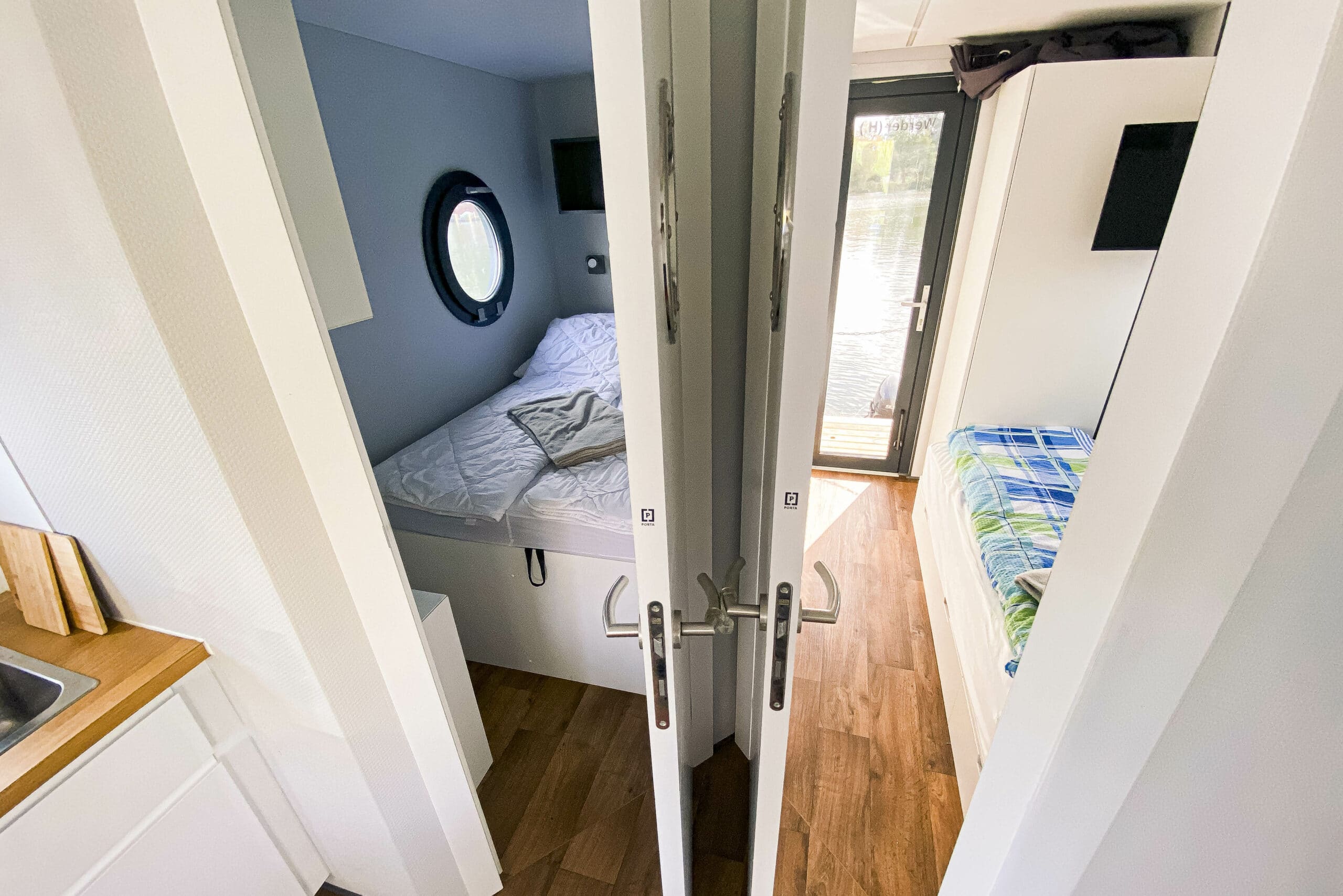 Hannah, COSY Hausboote, zwei Schlafzimmer von der Tür aus fotografiert